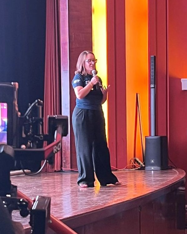 Cláudia Weiss no palco da Uniube Araxá
